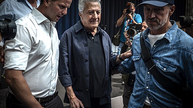 Dustin Hoffman si jde sednout mezi div�ky, aby spolu s nimi mohl sledovat film z �vodu sv� kari�ry (4. �ervence 2026).