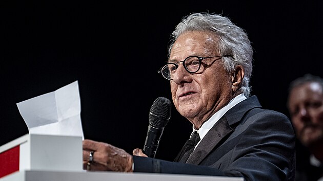 Dustin Hoffman �te svou d�kovnou �e� pot�, co p�evzal K�i���lov� gl�bus za celo�ivotn� p��nos (3. �ervence 2026).