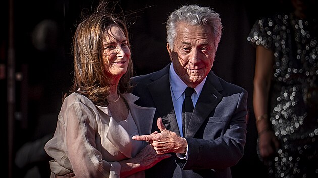 Dustin Hoffman s man�elkou na zah�jen� karlovarsk�ho festivalu (3. �ervence 2026)
