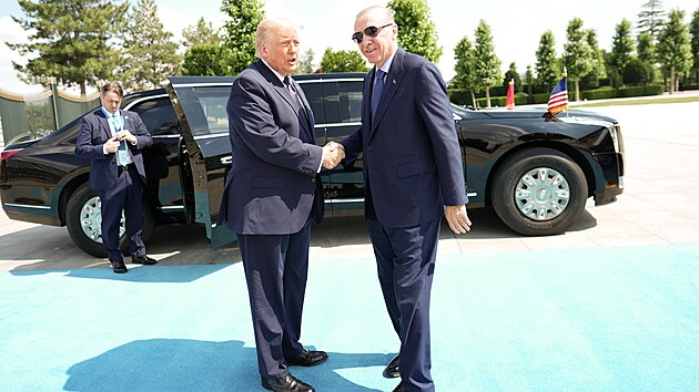 Americk� prezident Donald Trump s tureck�m prezidentem Recepem Tayyipem Erdoganem b�hem uv�tac�ho ceremoni�lu v Anka�e. (7. �ervence 2026)