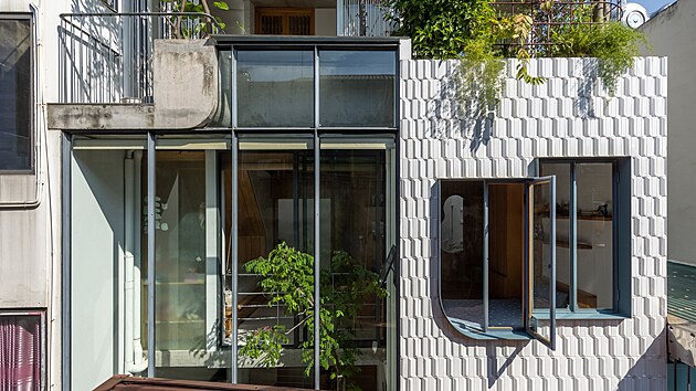 TH+ house je zasazen do hust� m�stsk� struktury Hanoje ve Vietnamu.