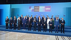 Líd�i se fotí na summitu NATO v Anka�e. (8. �ervence 2026)