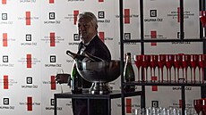 Ministr obrany Jaromír Z�na (nestr. za SPD) prochází kolem stolku s nápoji na...