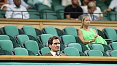 Roger Federer b�hem zápasu Ji�ího Lehe�ky a Alexandera Zvereva