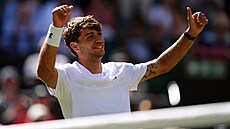 Flavio Cobolli slaví postup do �tvrtfinále Wimbledonu