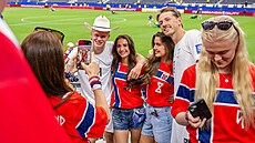 Erling Haaland a Isabel Haugseng Johansenová po výh�e Norska nad Pob�e�ím...