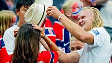 Erling Haaland a Isabel Haugseng Johansenová po výh�e Norska nad Pob�e�ím...