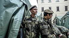 Nástup ú�astník� Dobrovolného vojenského cvi�ení k Hradní strá�i Praha. (7....