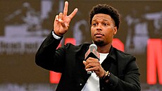 Kyle Lowry hovo�í na tiskové konferenci poté, co podepsal jednodenní kontrakt s...