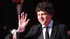 Jesse Eisenberg p�ichází na slavnostní zahájení 60. MFF Karlovy Vary. (3....