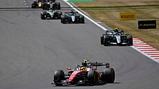 Lewis Hamilton jede v �ele sprintu v Silverstonu p�i Velké cen� Velké Británie.