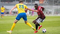 Spar�an Ebrima Singhateh obehrává opavského Matthiase Leitla.