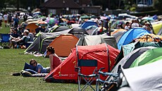 Tenisoví fanou�ci �ekají ve slavné front� ve Wimbledonu.