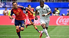 Raku�an Kevin Danso si vede mí� p�ed Mikelem Oyarzabalem ze �pan�lska.