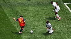 Mikel Oyarzabal ze �pan�lska otevírá skóre v zápase s Rakouskem.