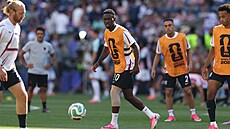 Ameri�an Folarin Balogun se rozcvi�uje p�ed osmifinále mistrovství sv�ta s...
