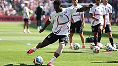 Ameri�an Folarin Balogun se rozcvi�uje p�ed osmifinále mistrovství sv�ta s...