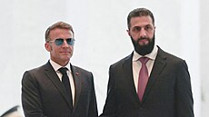 Francouzský prezident Emmanuel Macron jedná se syrským prezidentem Ahmadem...