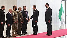 Francouzský prezident Emmanuel Macron se syrským prezidentem Ahmadem �arou v...