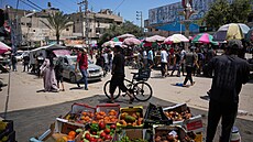 Palestinci nakupují na tr�i�ti ve m�st� Dajr al-Balah v centrální �ásti Pásma...