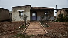 D�m ve vesnici D�invár na severovýchod� Sýrie, kde �ijí výhradn� �eny a d�ti....
