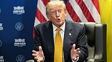 Americký prezident Donald Trump jedná s ukrajinským prezidentem Volodymyrem...