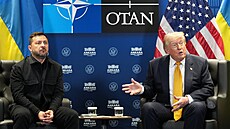 Americký prezident Donald Trump jedná s ukrajinským prezidentem Volodymyrem...