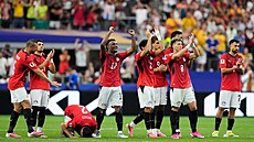Egypt�tí fotbalisté slaví prom�n�nou penaltu v rozt�elu proti Austrálii.