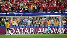 Osmnáctiletý australský obránce Lucas Herrington neprom��uje penaltu v...