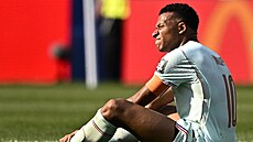 Francouzský úto�ník Kylian Mbappé v bolestech b�hem utkání s Marokem, které...
