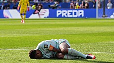Francouzský úto�ník Kylian Mbappé v bolestech b�hem utkání s Marokem, které...