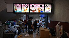 Zdravotníci o�et�ují v restauraci McDonald�s v Caraballed� ve Venezuele, která...