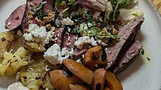 Pozornost zaslou�í té� p�íloha. Vsadili jsme na chimichurri i osmahnuté meru�ky.