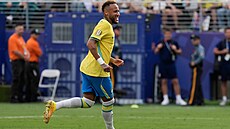 Neymar slaví prom�n�ný pokutový kop v zápase s Norskem.