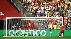 Granit Xhaka prom��uje pokutový kop.