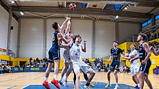 Kevin Mervart (�íslo 18) b�hem svého jediného zápasu v NBL za Olomoucko.