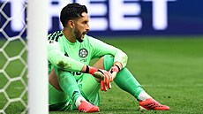 Branká� Kolumbie Camilo Vargas smutní po konci na mistrovství sv�ta.