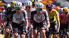 Jezdci stáje UAE p�ed fini�em druhé etapy TdF.
