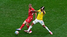 Luis Suarez z Kolumbie (vpravo) fauluje �výcara Nica Elveda.