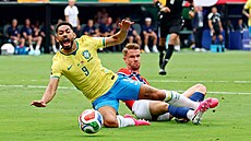 Norský obránce Kristoffer Ajer fauluje Brazilce Cunhu ve vlastním pokutovém...