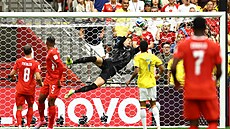 �výcarský branká� Kobel p�edvádí skv�lý zákrok v zápase s Kolumbií.