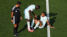 Dembélé pomáhá Mbappému, který st�ídal kv�li zran�ní.