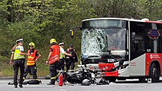 Srá�ka motorky a autobusu v pra�ském Motole. (4. �ervence 2026)