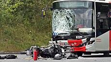 Srá�ka motorky a autobusu v pra�ském Motole. (4. �ervence 2026)