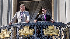Poslanec Filip Turek a ministr zahrani�í Petr Macinka (Motoristé) na balkon�...