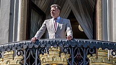 Poslanec Filip Turek na balkon� Kramá�ov� vily po tiskové konferenci k...