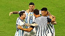 Argentinci se radují z postupu do osmifinále mistrovství sv�ta, kdy� porazili...