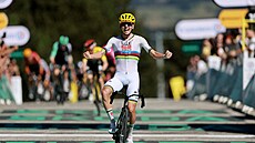 Tadej Poga�ar slaví vít�zství ve t�etí etap� na Tour de France.