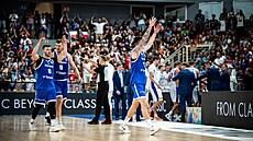 Vít Krej�í a za ním Ond�ej Sehnal s Martinem Peterkou burcují fanou�ky.