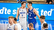 Vít Krej�í diskutuje se Sanderem Raistem po zápase �eska proti Estonsku.